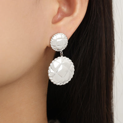 Exquisite and noble round/star-shaped earrings with striped design in 18K gold