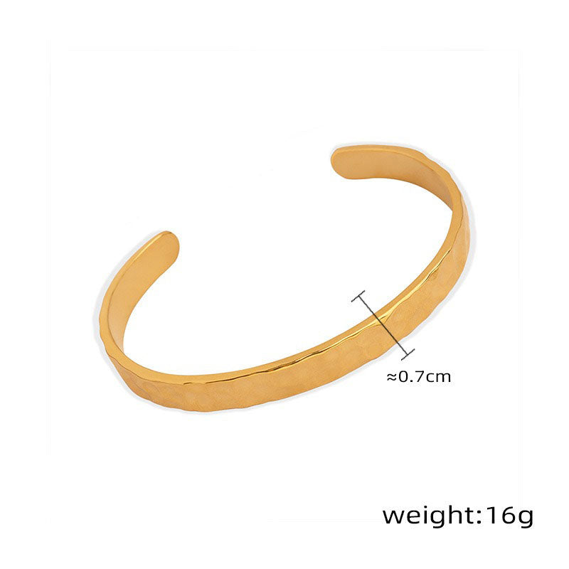 18K gold simple and fashionable C-shaped open bracelet with textured design