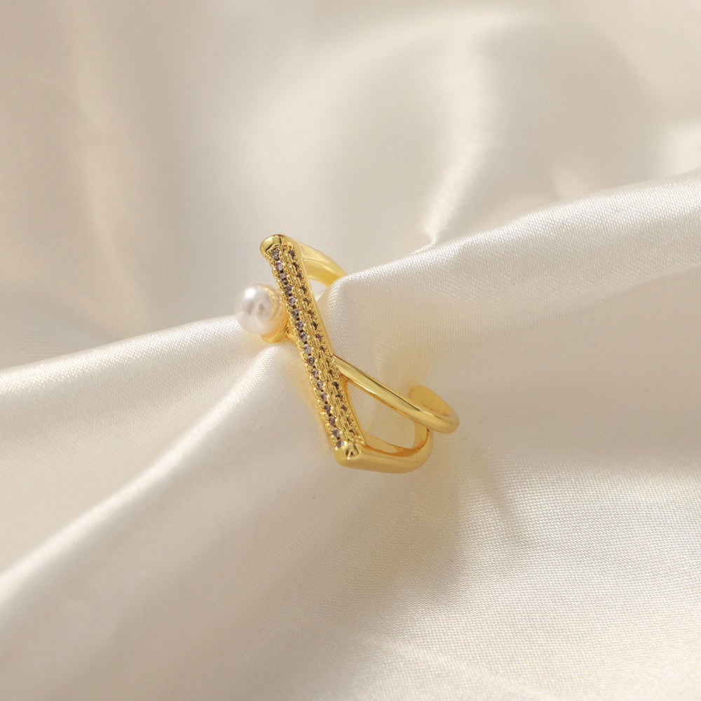 18K gold simple and elegant geometric inlaid zircon and pearl design ring