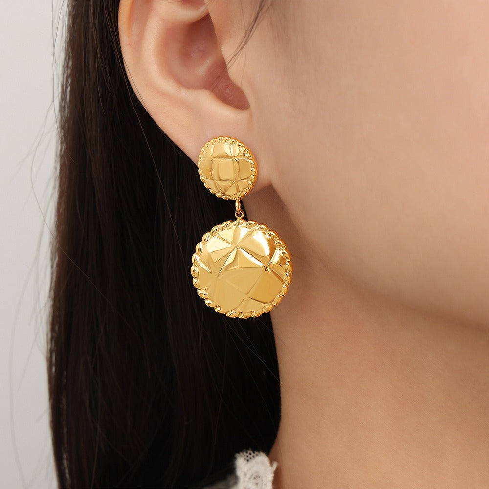 Exquisite and noble round/star-shaped earrings with striped design in 18K gold