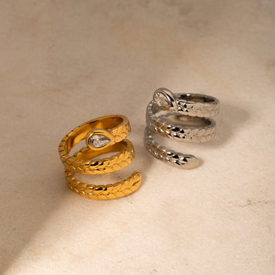 Exquisite and fashionable snake-shaped zircon design ring in 18k gold
