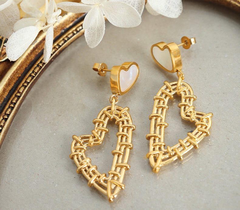 18K gold fashion and simple lines outline the peach heart shape with gem design light luxury style earrings