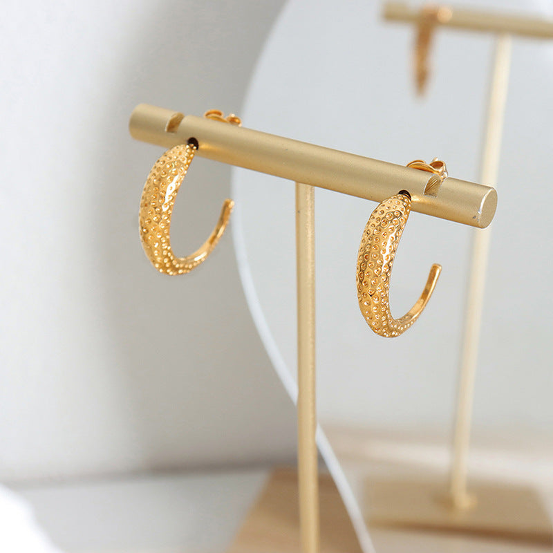 18K Gold Exquisite Simple C-shaped Irregular Forged Pattern Design Versatile Earrings