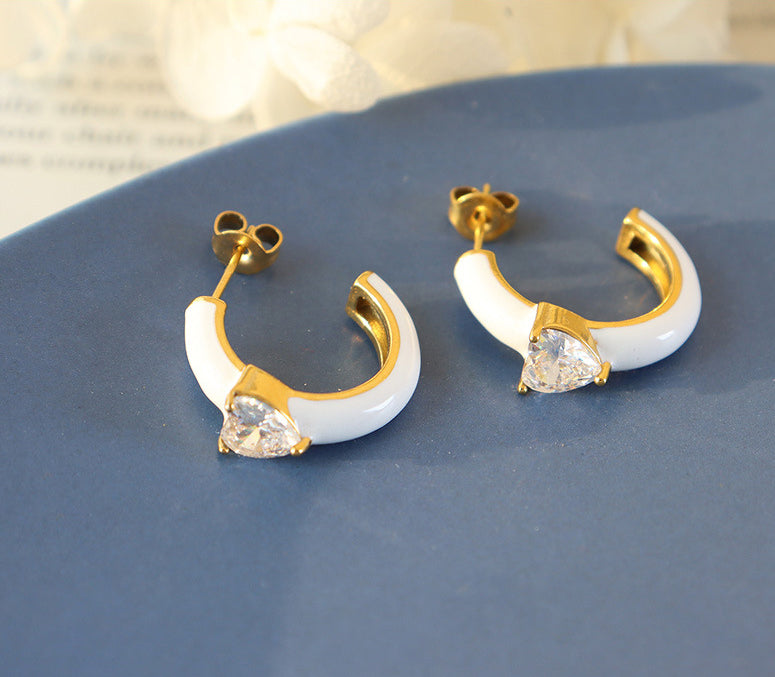 18K Gold Exquisite Dazzling C-shaped Earrings with Heart-shaped Zircon Design