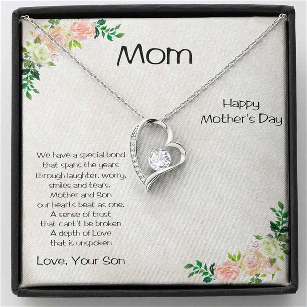 Cutout Heart Inlaid Zircon Gift Box Necklace for Dear Mom