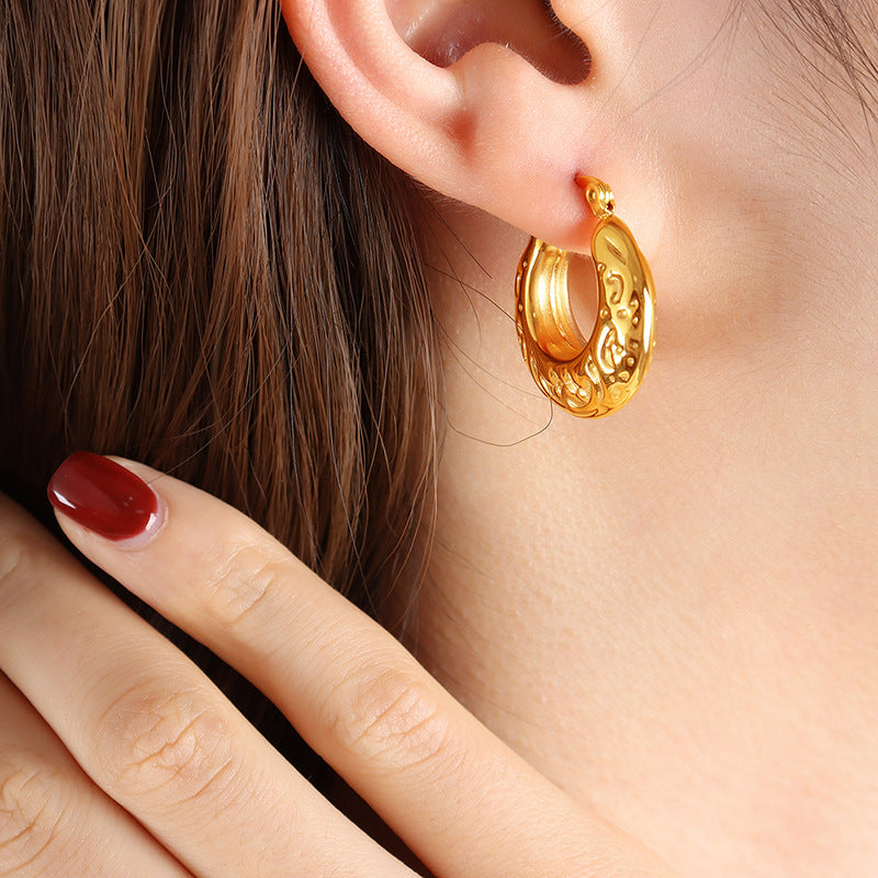 18K gold classic simple C-shaped earrings with embossed design and light luxury style