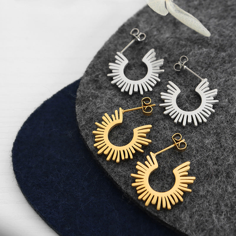 18K Gold Exquisite Simple C-shaped Sun Ray Design Versatile Earrings