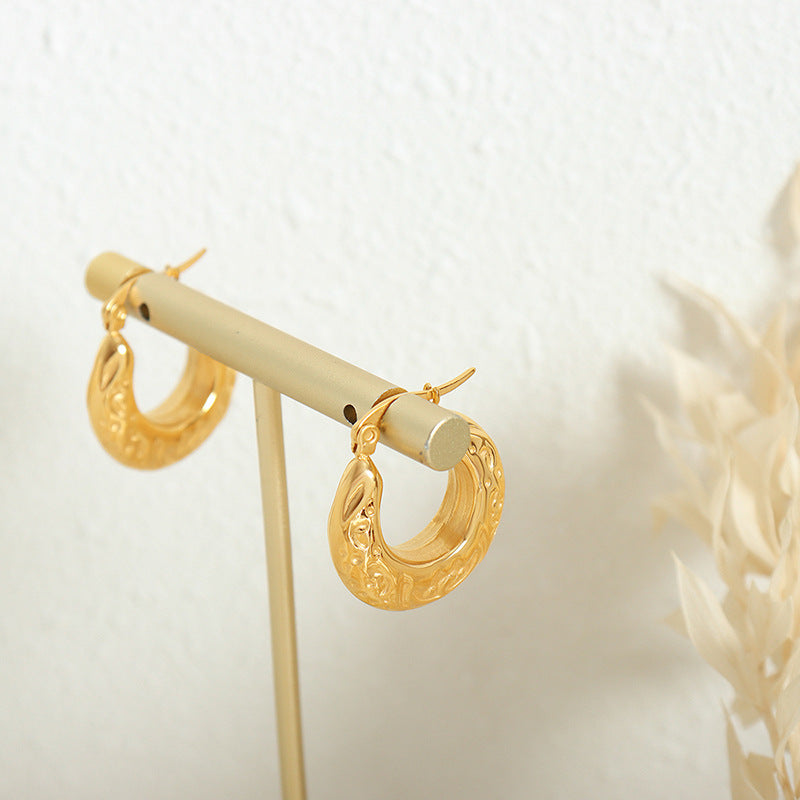 18K gold classic simple C-shaped earrings with embossed design and light luxury style