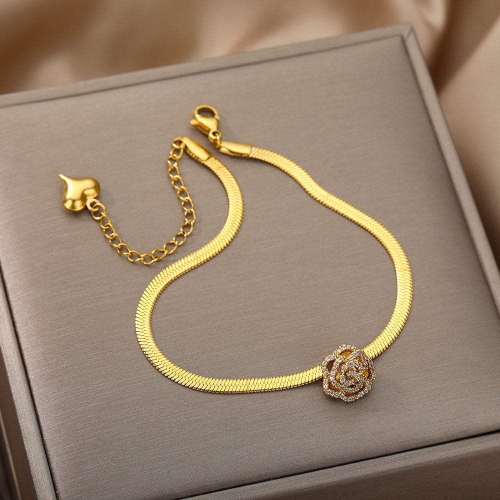 18k Gold Exquisite Light Luxury Flowers Matching Heart Design Snake Bone Chain Versatile Anklet