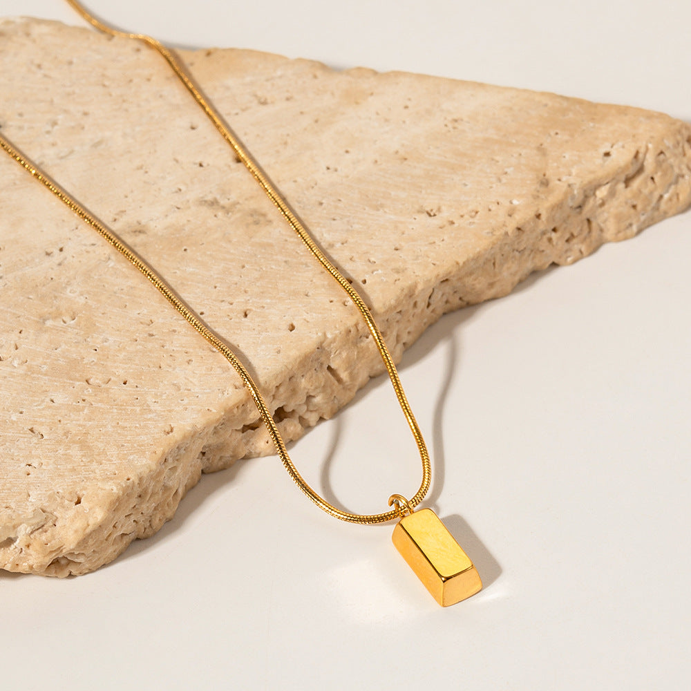 18K gold light luxury fashion fine chain with three-dimensional rectangular brick design pendant necklace
