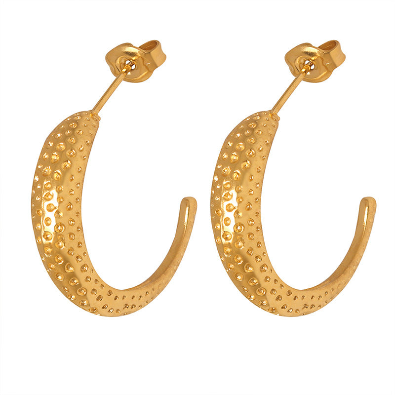 18K Gold Exquisite Simple C-shaped Irregular Forged Pattern Design Versatile Earrings