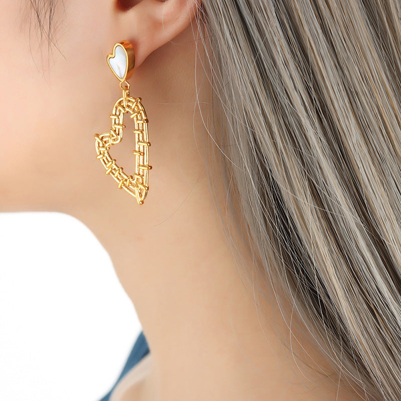 18K gold fashion and simple lines outline the peach heart shape with gem design light luxury style earrings