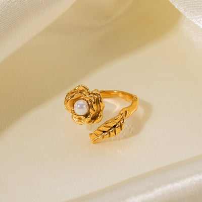 Exquisite and noble camellia inlaid pearl design ring in 18K gold - Syble's