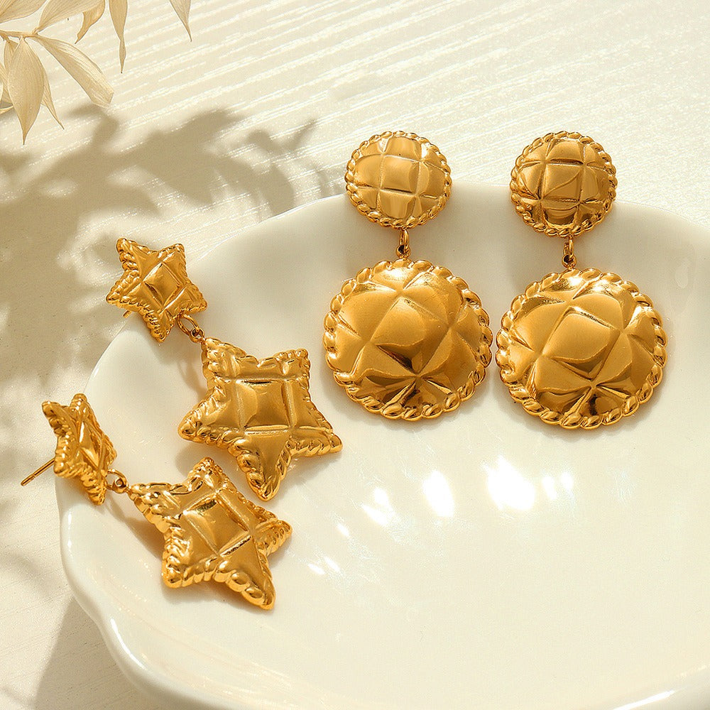 Exquisite 18K gold round/star-shaped earrings with striped design