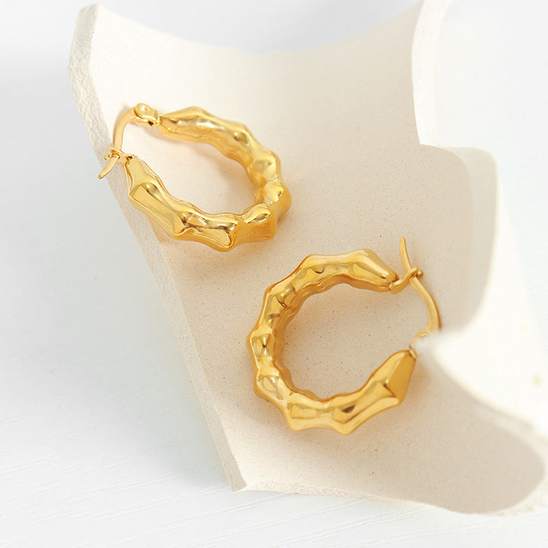 18K Gold Fashionable Simple C Shape Earrings with Knuckle Embossed Design