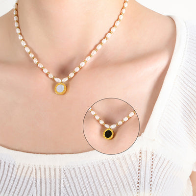 18K gold noble pearls and round pendant design necklace